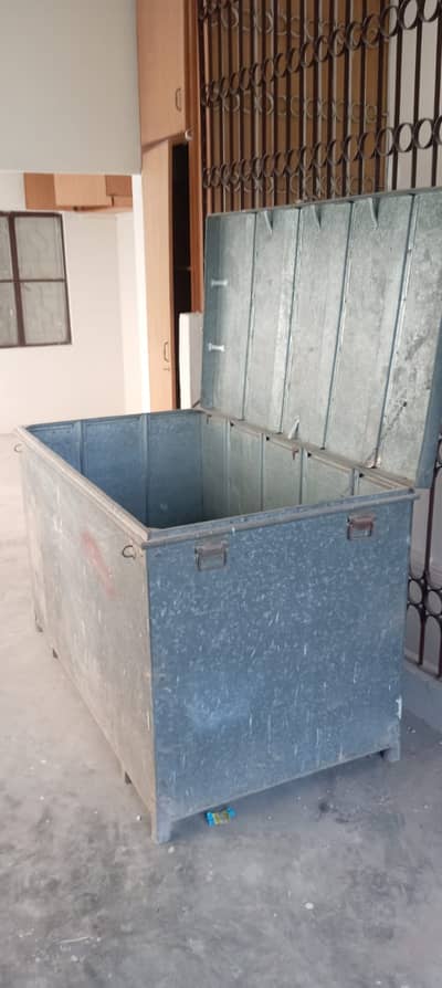 iron/steel ke sandooq heavy gauge me