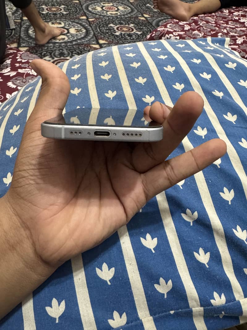 Apple iPhone 15 4