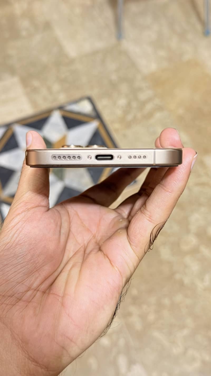 Apple iPhone 16 Pro Max 4