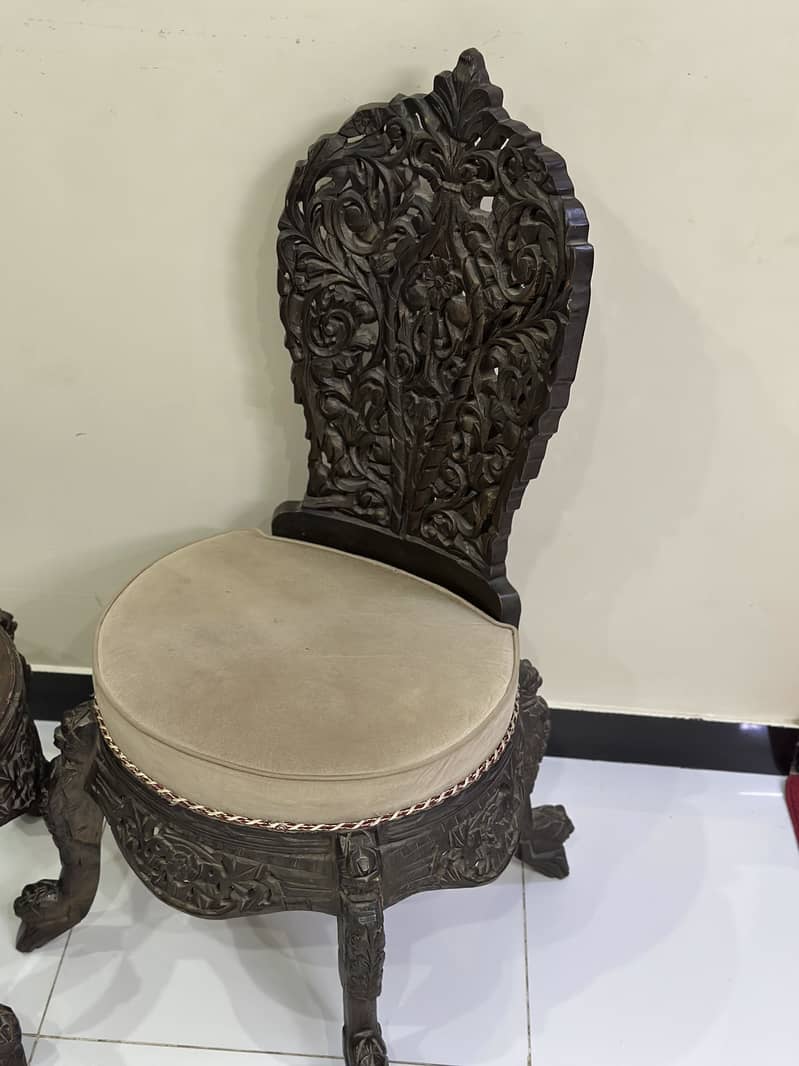 Chairs with table 1