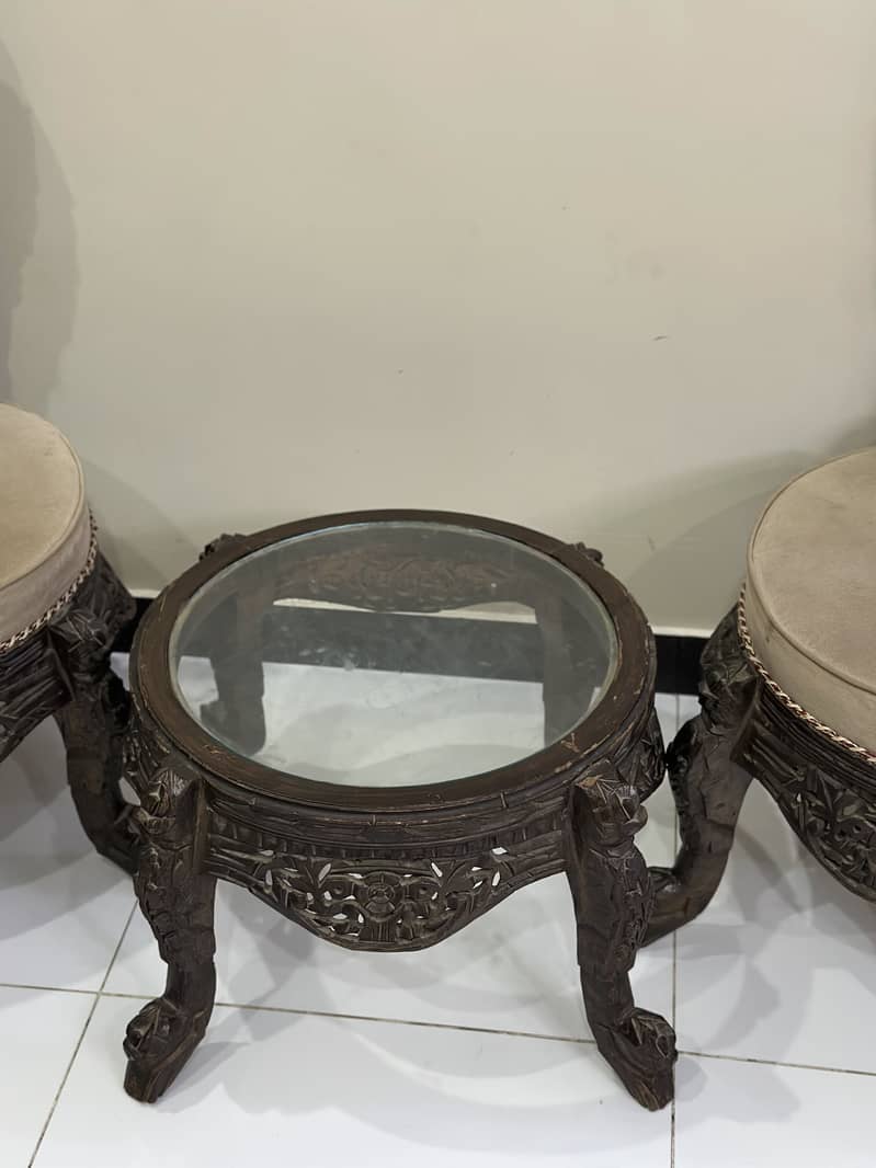 Chairs with table 3