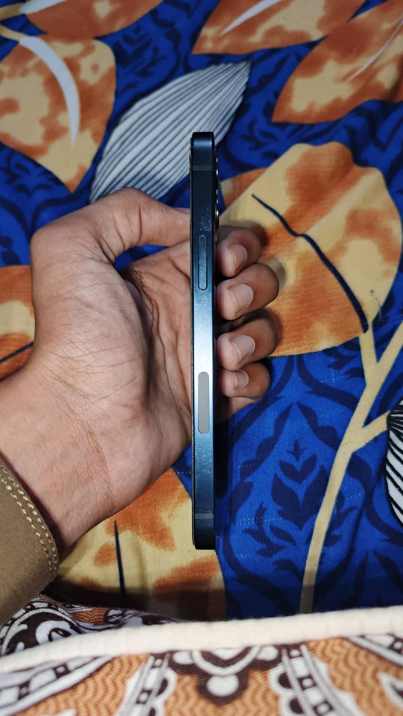 Apple iPhone 12 4