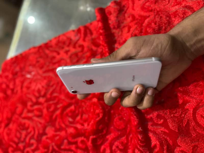 Apple iPhone 8 3