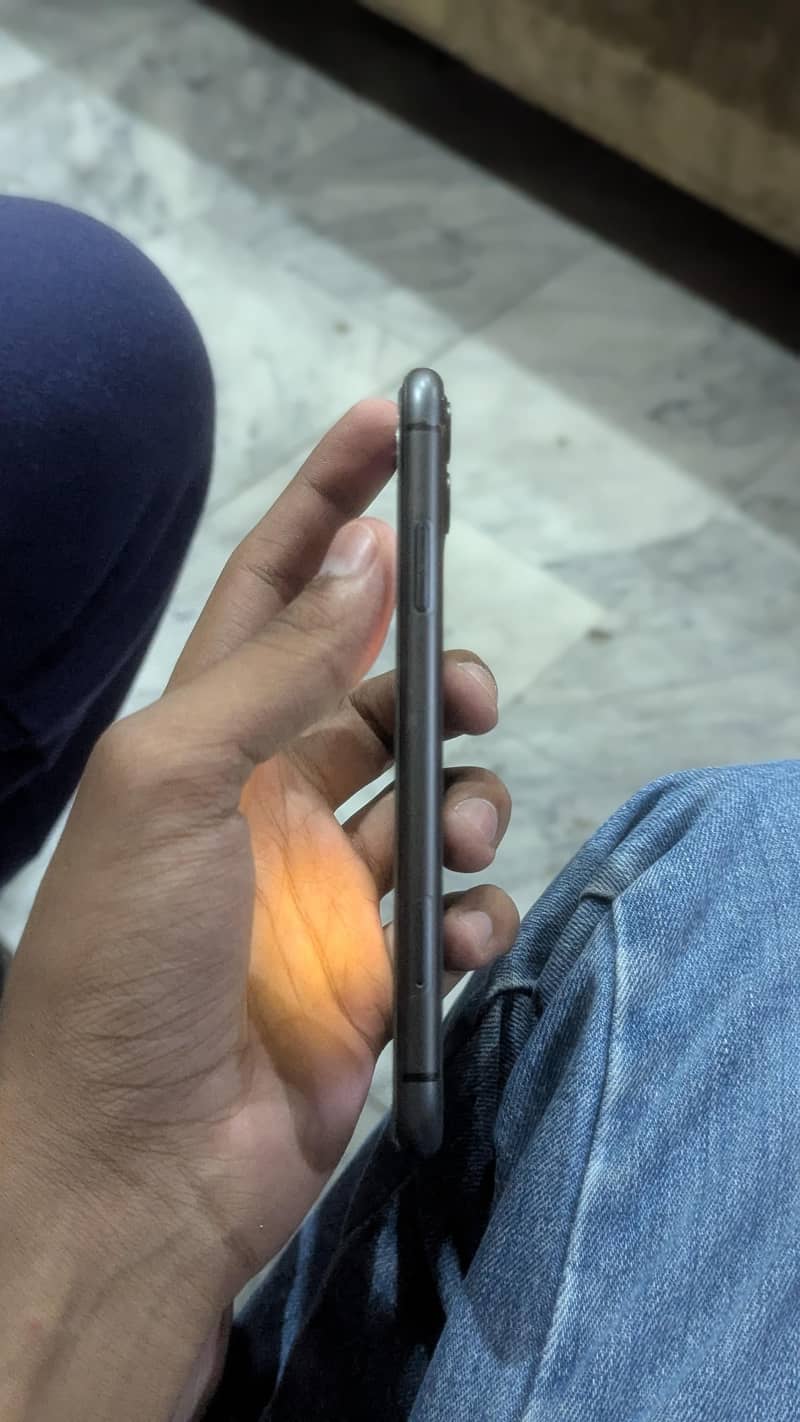 Apple iPhone 11 4
