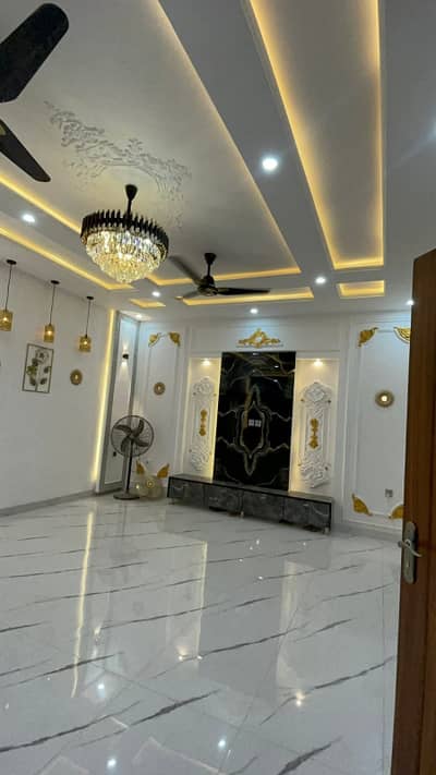 10 Marla Luxury House Available For Sale
