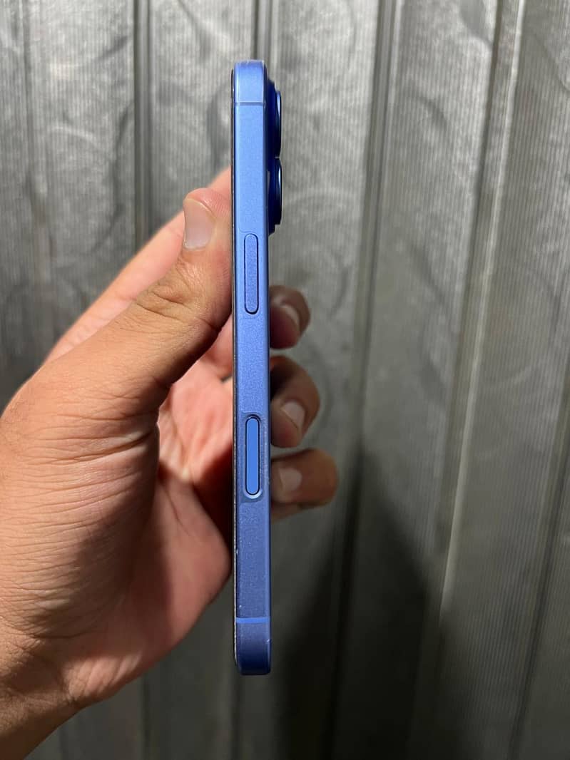 Apple iPhone 16 2