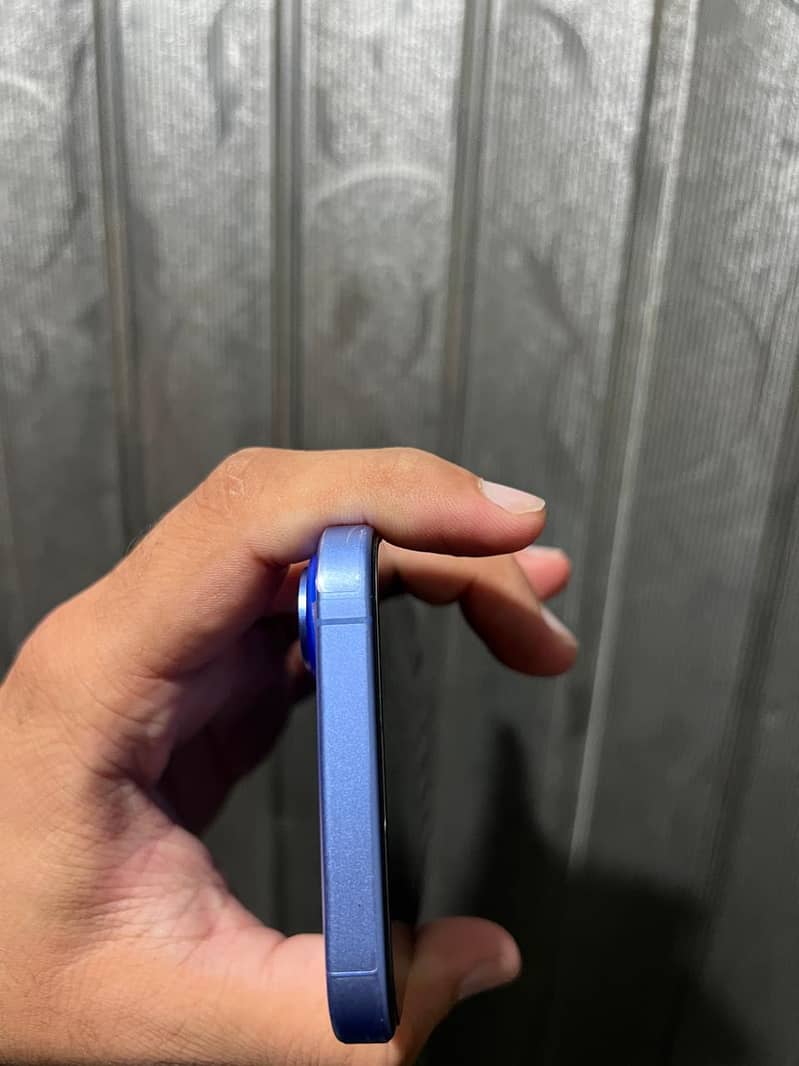 Apple iPhone 16 4