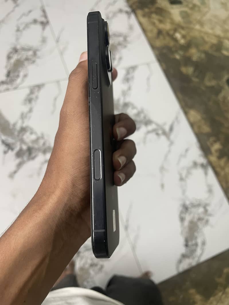 iPhone 16 Pro Max 4