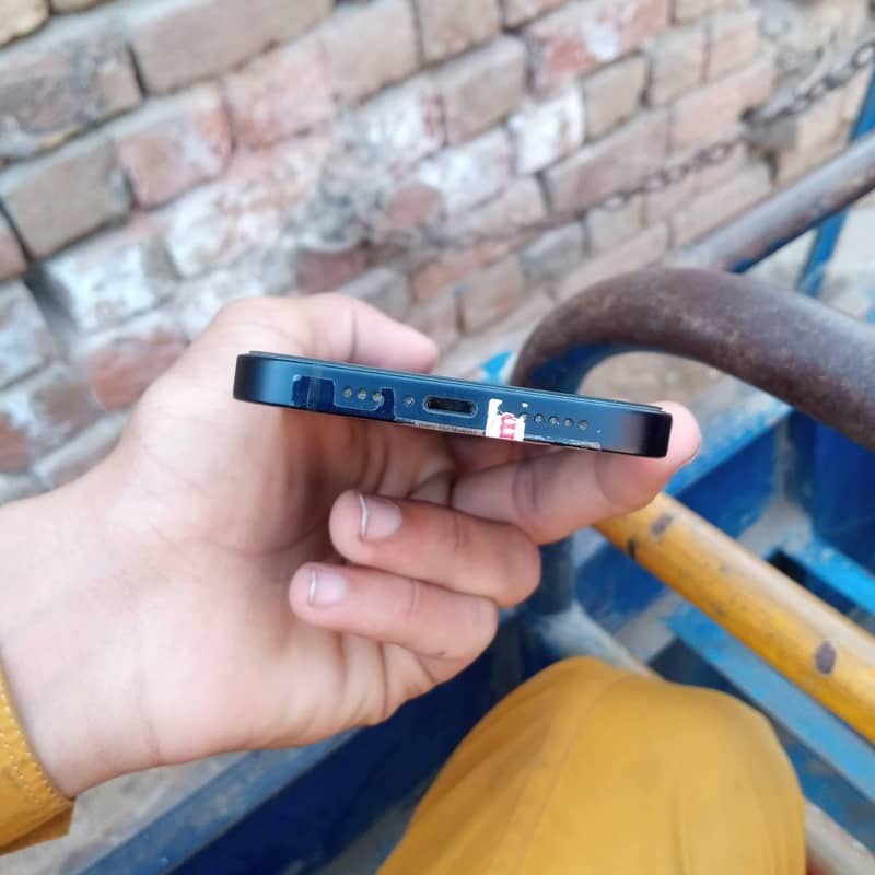 Apple iPhone 12 4