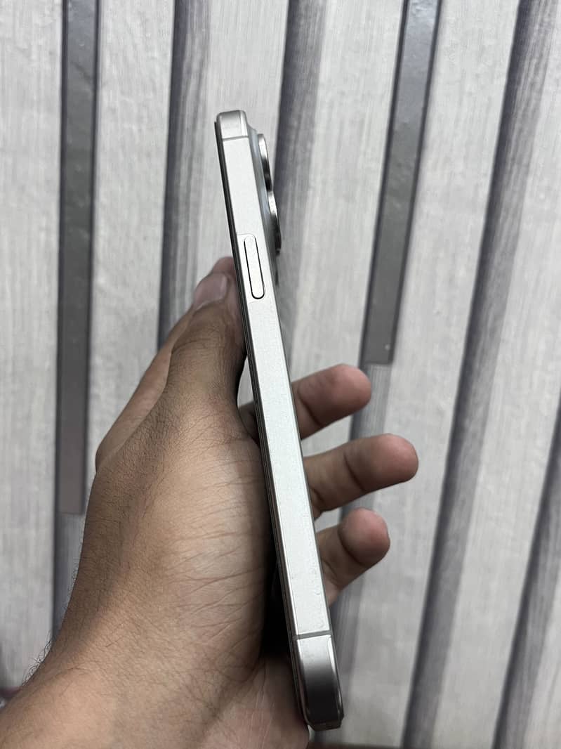 Apple iPhone 15 Pro Max 3