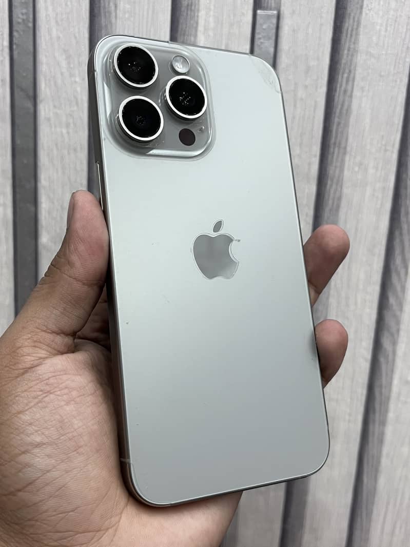 Apple iPhone 15 Pro Max 4