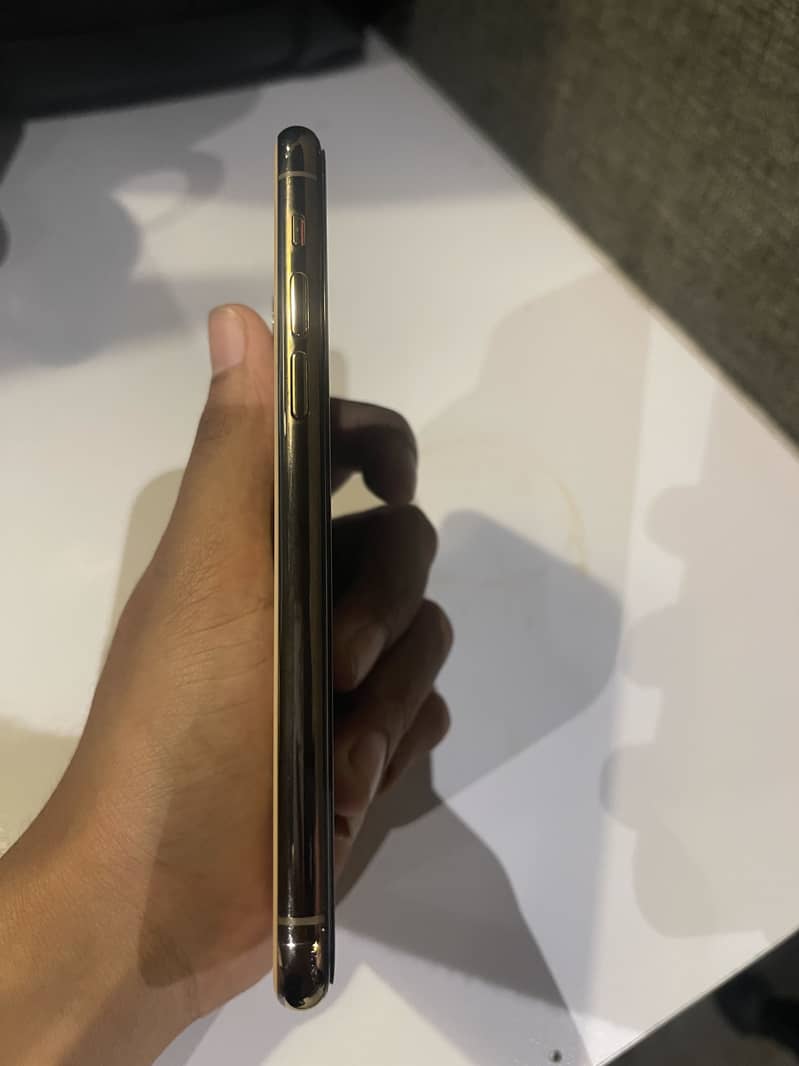 Apple iPhone 11 Pro 4