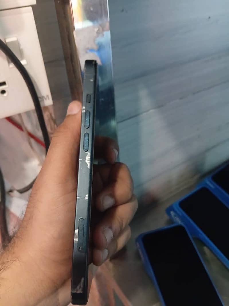 Apple iPhone 13 4