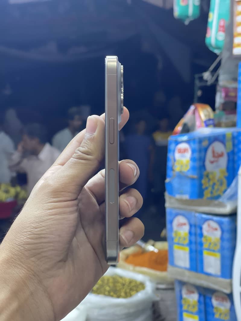 Apple iPhone 15 Pro 4