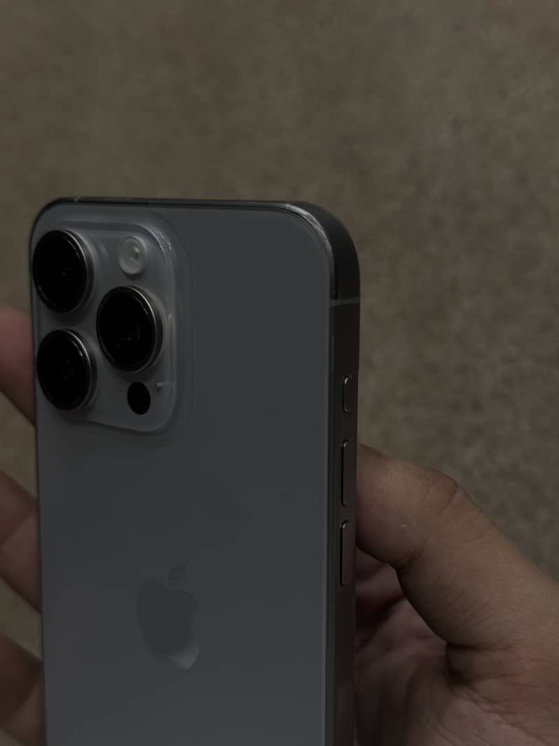 Apple iPhone 15 Pro Max 2