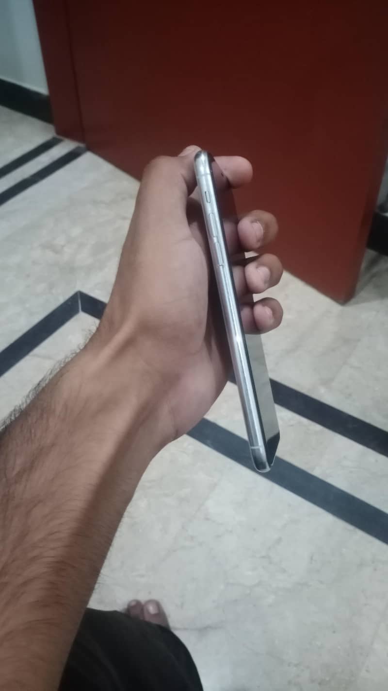 Apple iPhone 11 Pro Max 4