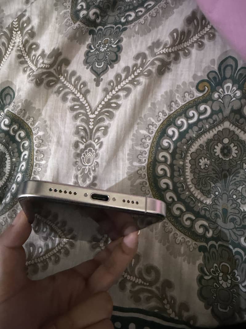 Apple iPhone 16 Pro Max 2