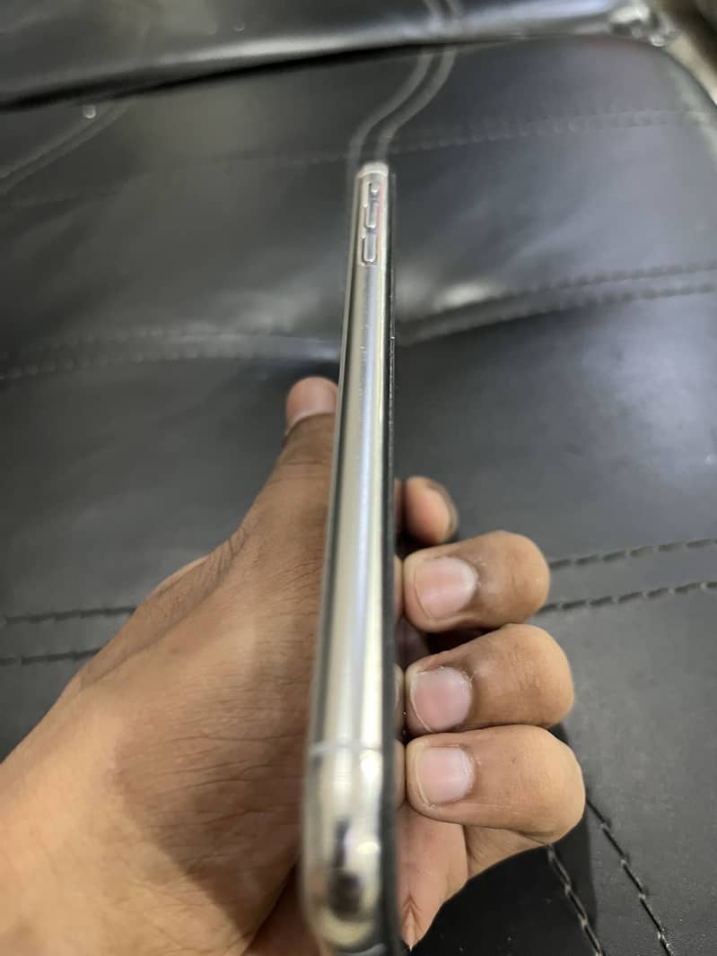 Apple iPhone XS Max 3