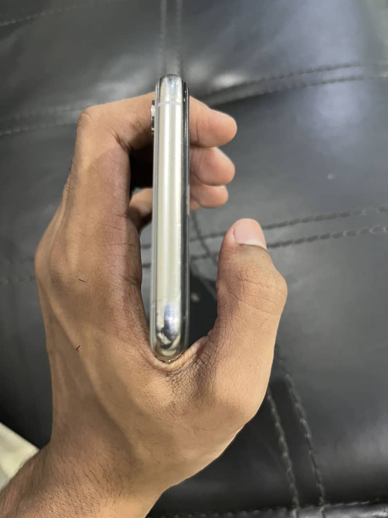 Apple iPhone XS Max 4