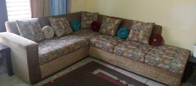 L shaped sofa in good condition