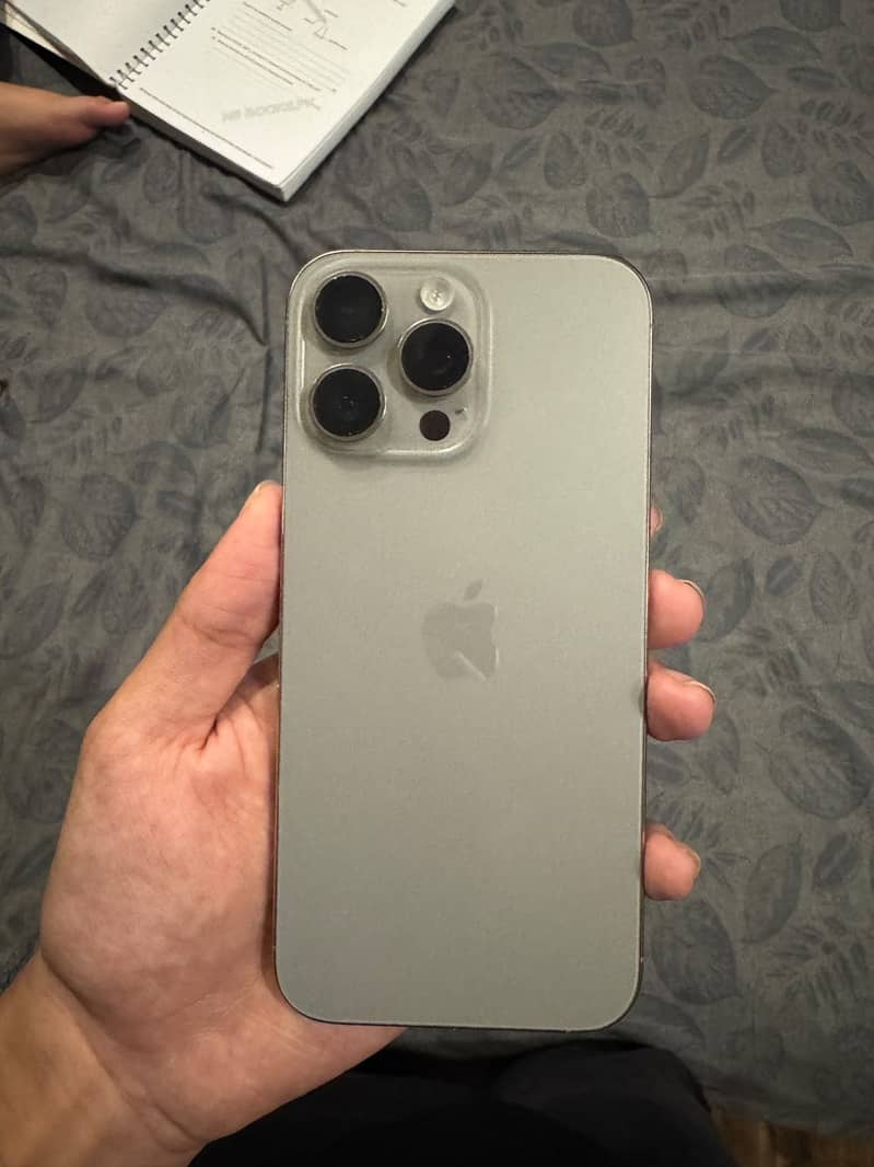 Apple iPhone 16 Pro Max 2