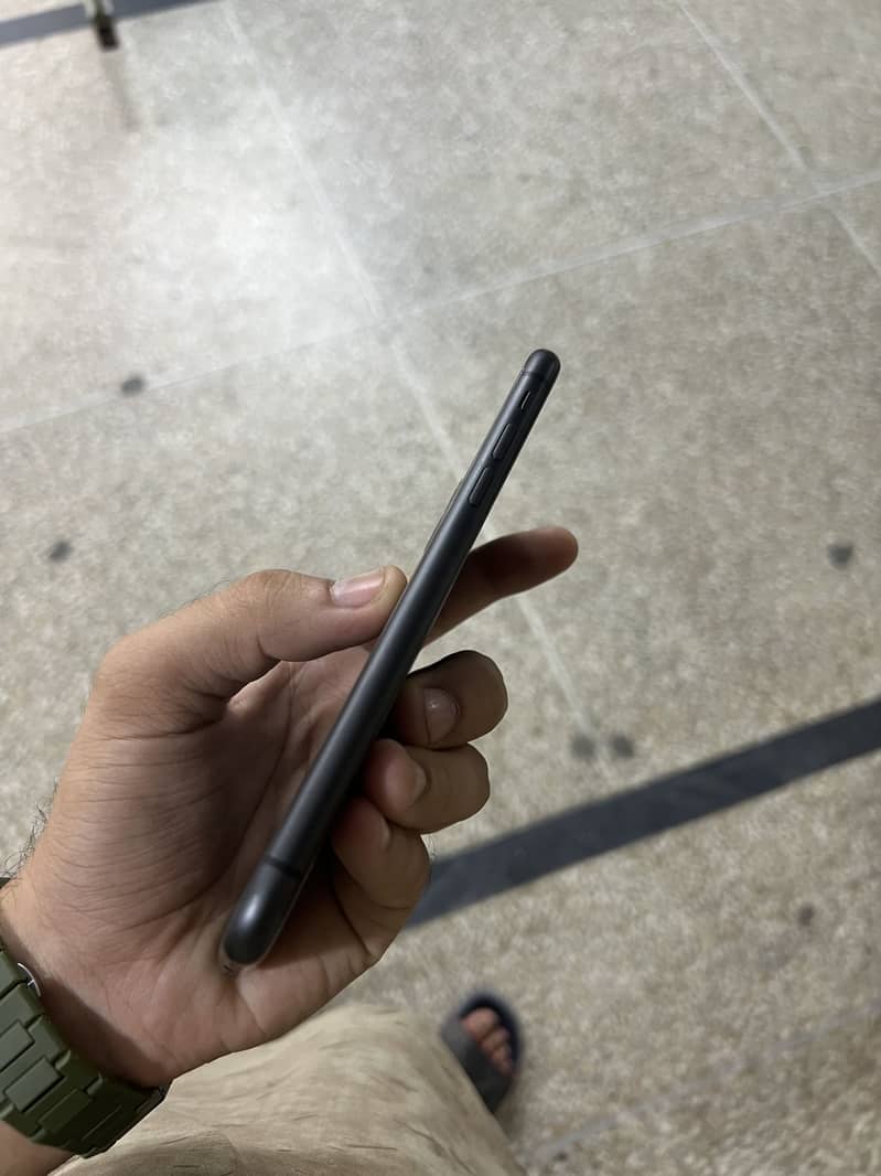 Apple iPhone 11 3