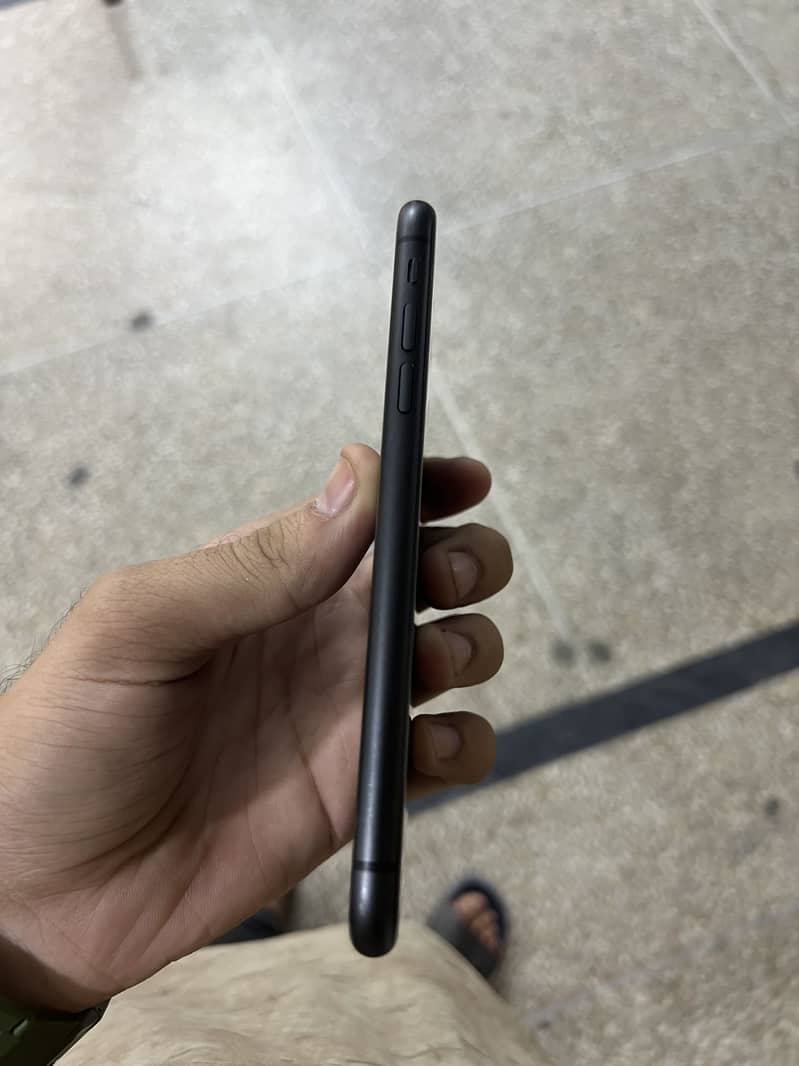 Apple iPhone 11 4
