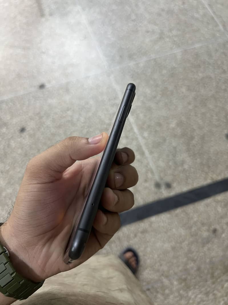Apple iPhone 11 7