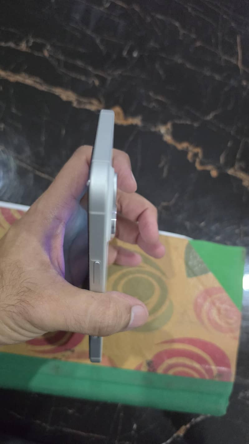 Apple iPhone 16 Plus 6