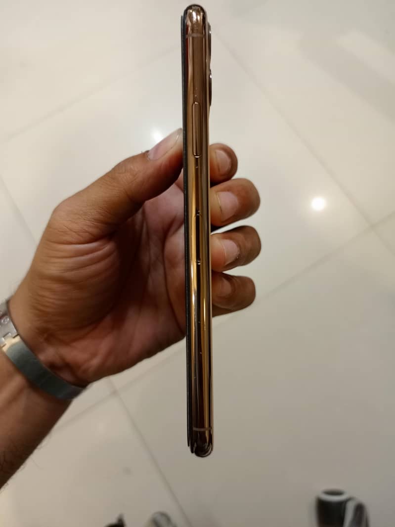 Apple iPhone 11 Pro Max 4