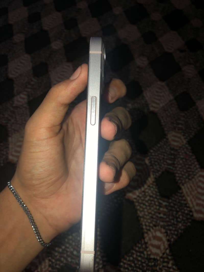 Apple iPhone 13 2