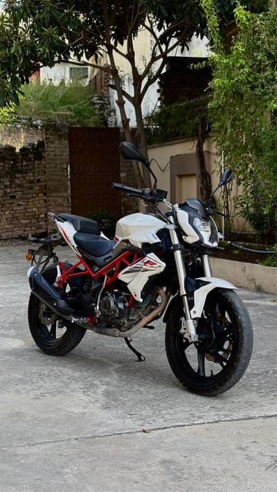 Benelli TnT 150i