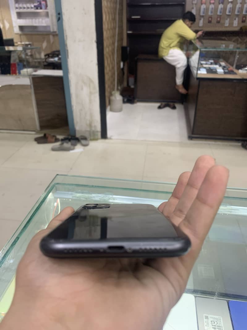 Apple iPhone 11 3