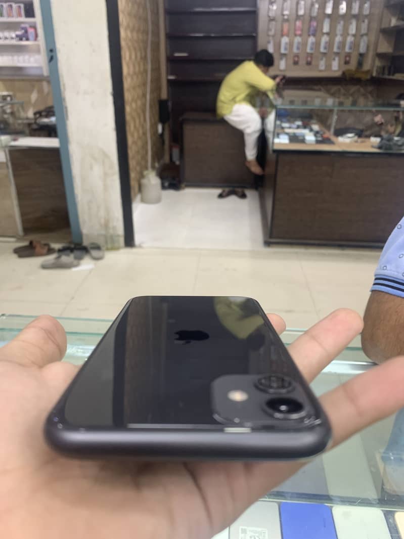 Apple iPhone 11 4