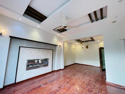10 Marla well maintained house available for sale in DHA phase 5