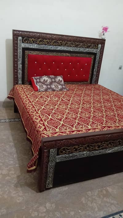 Bed with metrus