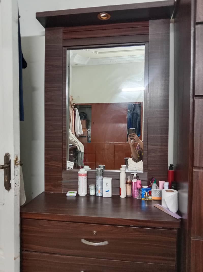 DRESSING TABLE 1