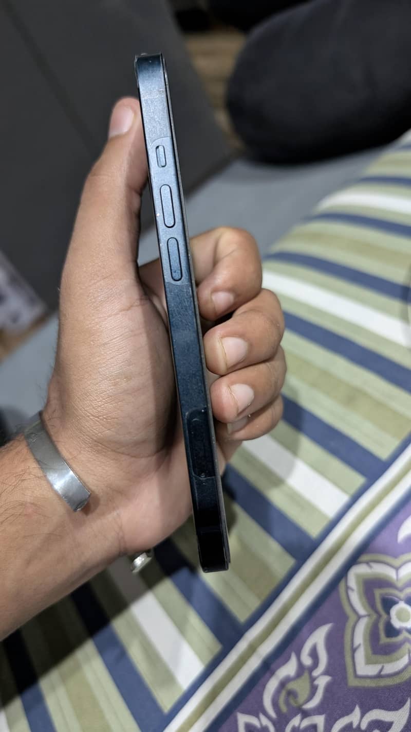 Apple iPhone 13 2