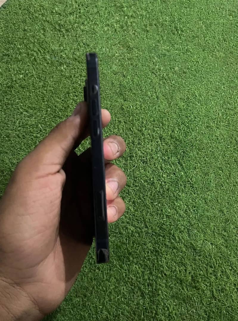 Apple iPhone 13 0