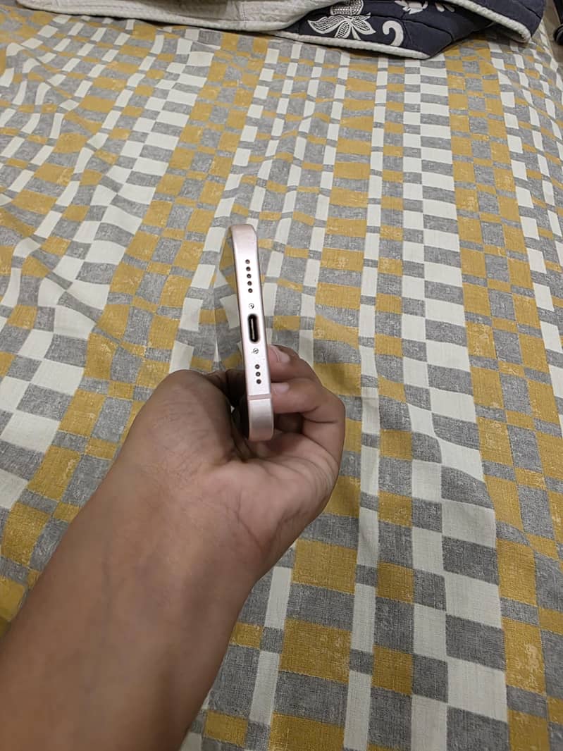 Apple iPhone 15 4