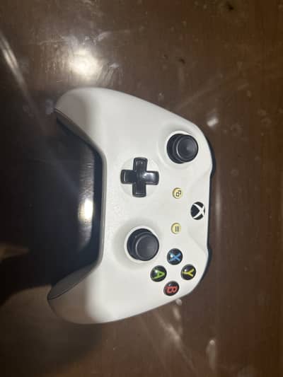 2 xbox one controllers