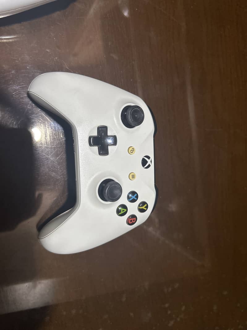 2 xbox one controllers 1