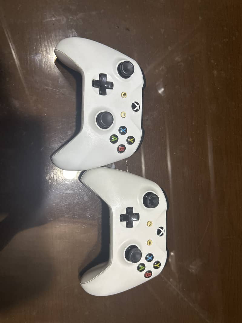 2 xbox one controllers 2
