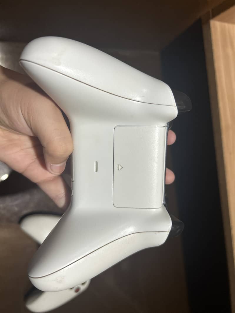 2 xbox one controllers 3