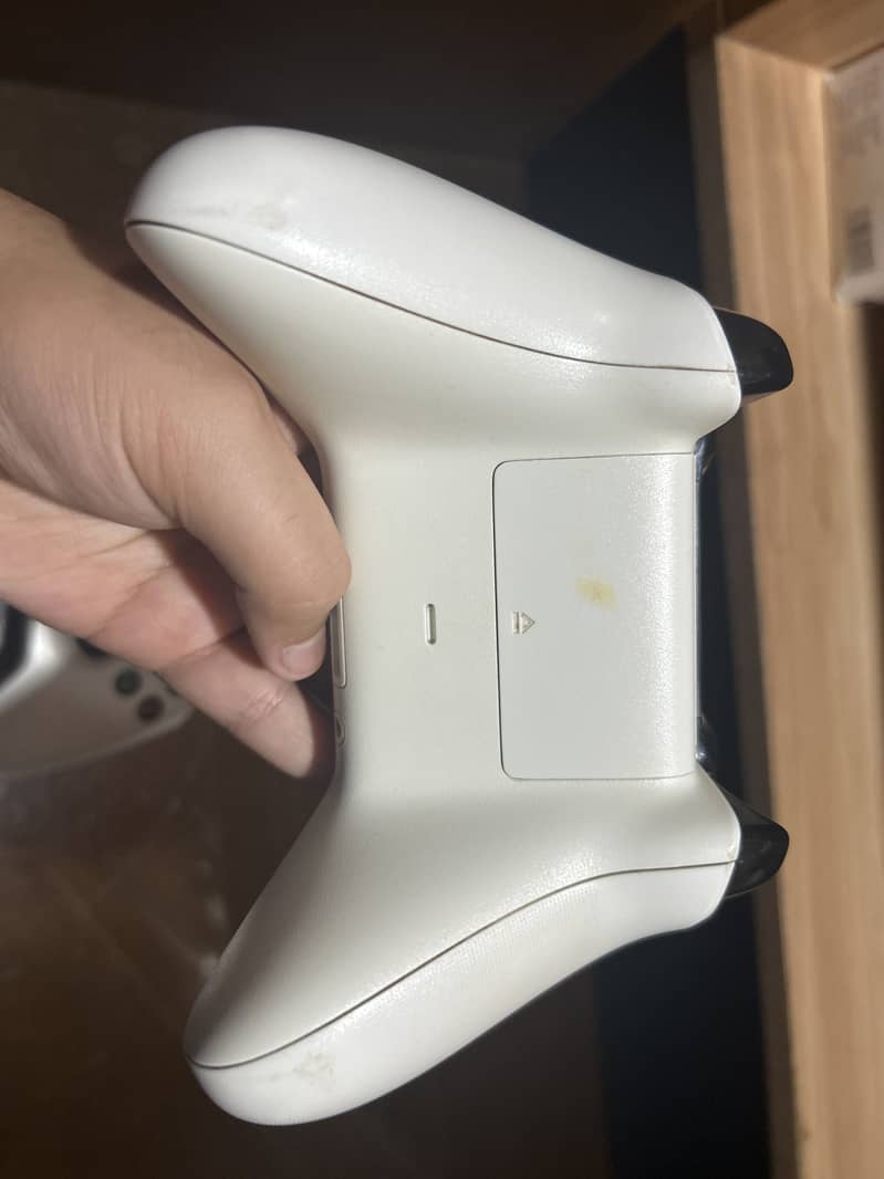 2 xbox one controllers 4