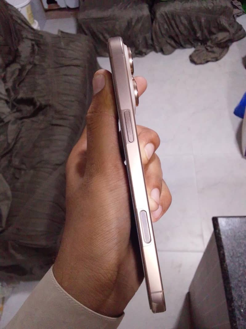 Apple iPhone 16 Pro Max 1
