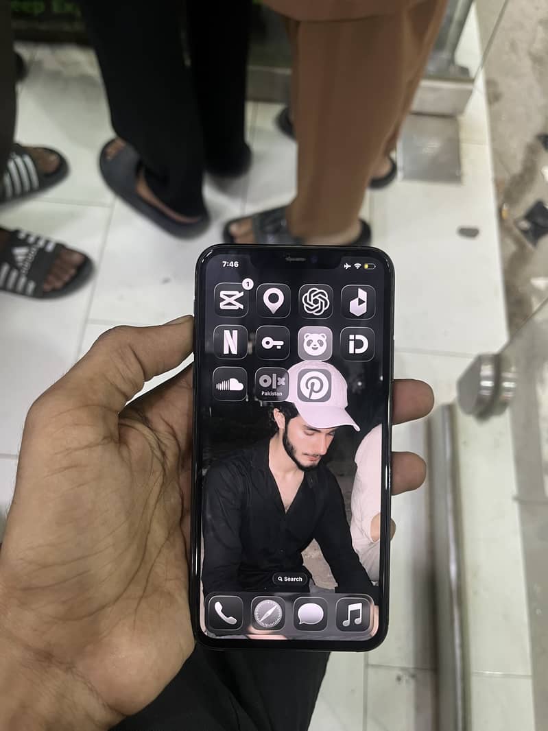 Apple iPhone 11 Pro Max 4