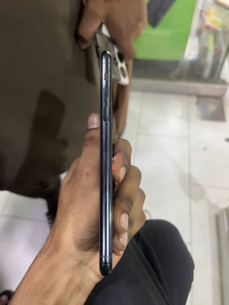 Apple iPhone 11 Pro Max 6