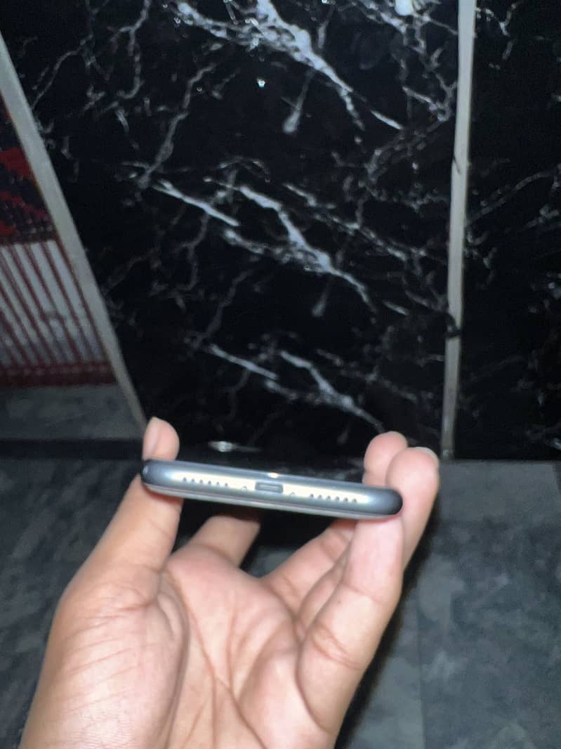 Apple iPhone 11 4