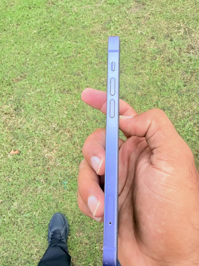 Apple iPhone 12 4